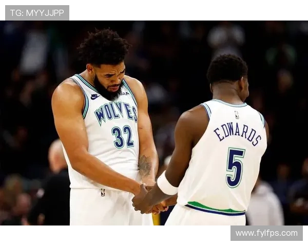 好兄弟并肩作战森林狼官媒晒爱德华兹唐斯赛后拥抱瞬间彰显球队凝聚力