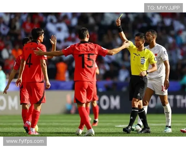 韩乔生热评中泰之战主裁判全力执法三十分钟三黄牌足球赛场秩序与对抗考验